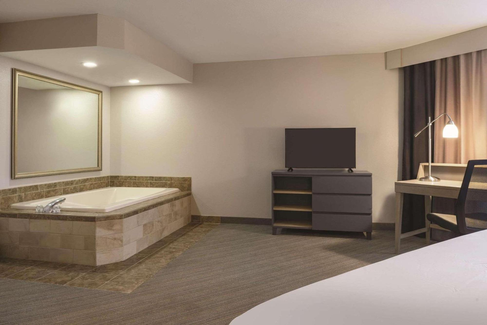 Country Inn & Suites By Radisson, Germantown, Wi Bagian luar foto